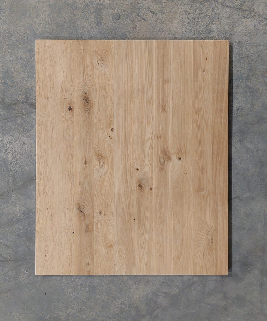 Three-layer edge-glued panel in rustic oak, varnished