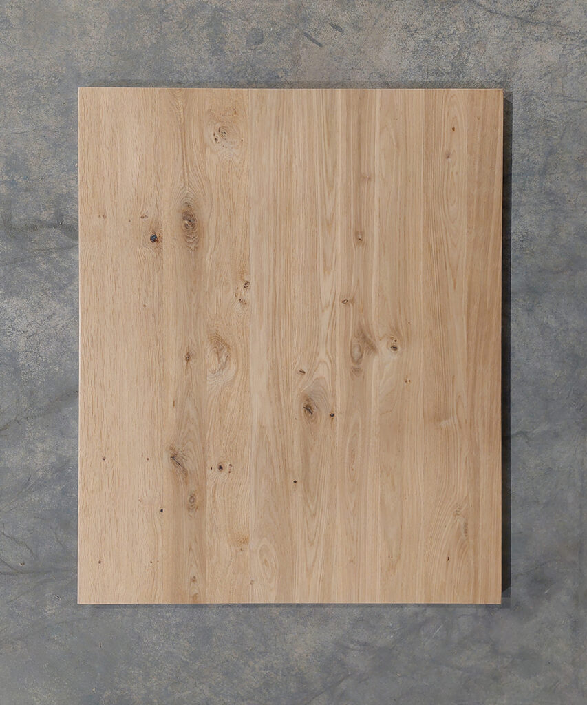 Three-layer edge-glued panel in rustic oak, varnished